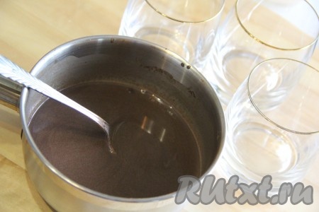 Смесь получится однородной, ровной и блестящей. Снять смесь с огня. Приготовить фужеры или креманки для десерта.

