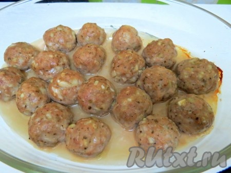 Фрикадельки, несмотря на то, что они запекались без соуса в духовке, получились сочными и вкусными.