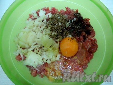 Фарш для приготовления фрикаделек можно взять и покупной. Но будет лучше, если вы приготовите фарш в домашних условиях, для этого кусочки любого мяса (я взяла в равных количествах свинину и говядину) нужно пропустить через мясорубку. Лук очищаем, мелко нарезаем (или пропускаем через мясорубку). В глубокую тарелку выкладываем фарш, лук, яйцо, соль и специи, перемешиваем.