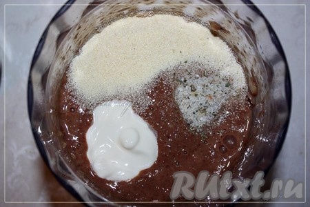 Добавить в полученный печеночный фарш сметану, манную крупу, соль и специи, перемешать венчиком.