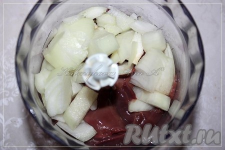Лук и куриную печень измельчить блендером или пропустить через мясорубку.