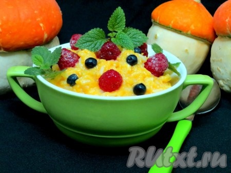Выкладываем тыквенную кашу с рисом, приготовленную на молоке, в удобную для подачи посуду. Свежие или замороженные ягоды и листочки мяты станут замечательным дополнением к этом прекрасному блюду.
