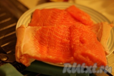 Филе рыбы освободить от кожи. 