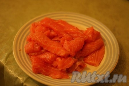 Нарезать семгу небольшими кусочками. 