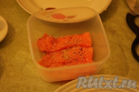 Слой семги посыпаем смесью белого и черного перцев и солим. 