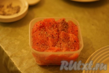 Последний слой рыбы более обильно присыпать солью. 