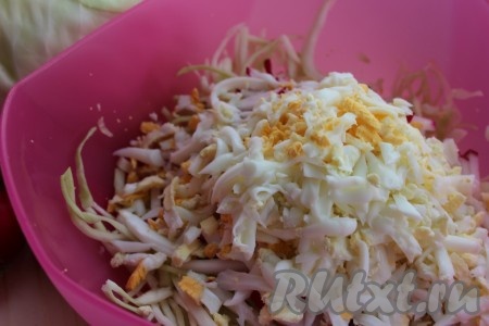 Очистить яйца, сваренные вкрутую, затем натереть на тёрке и добавить к капусте с редисом.
