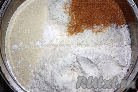 Отдельно в миске смешать муку, манку, сахар, половину упаковки кокосовой стружки и разрыхлитель.
