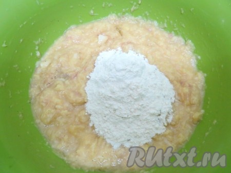 Если готовите драники из молодого картофеля, то помните, что он более сочный, поэтому в получившуюся массу лучше добавить 2 столовые ложки муки, которая удержит влагу. Если картошка не молодая, то муку можно не добавлять, драники будут более нежными.
