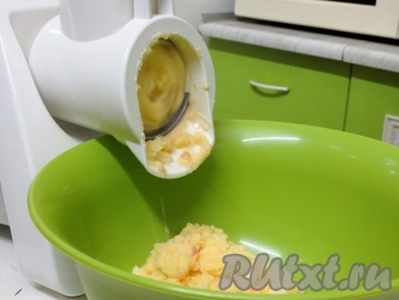 Я картошку натирала в электрической мясорубке с помощью специально предназначенного для этого диска. Вместе с картофелем я пропустила через мясорубку мясо и лук, заранее нарезав их на части. Если готовить вручную, то картошку и лук натереть на тёрке (лучше мелкой). Мясо прокрутить на мясорубке с крупными отверстиями, но лучше очень мелко нарезать ножом, тогда в готовых драниках ощущаются кусочки мяса, делая блюдо особенно вкусным. &nbsp; 
