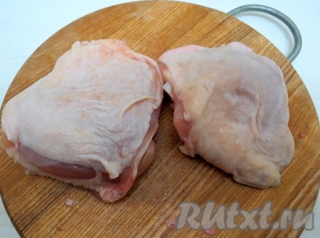 С бёдер снимаем кожу и удаляем косточку. Оставляем чистое филе.
