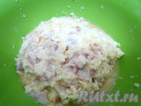 Картофельная масса с луком и мясом протёрта.