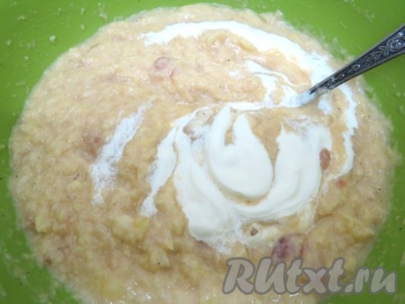 Солим, перчим, добавляем сметану, яйца и тщательно перемешиваем. Сметану мы добавляем, чтобы картофельная масса не темнела. Консистенция теста получится, как густая сметана.
