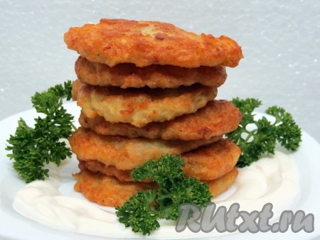 Подавайте горячими. Очень вкусно картофельные драники с мясом подать с соусом, приготовленным из сметаны, смешанной с пропущенным через пресс зубчиком чеснока и щепоткой соли.
