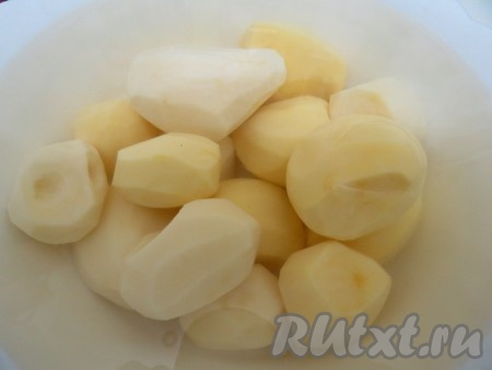 Картофель чистим. 
