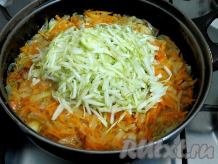 Через 3 минуты после начала обжаривания лука и моркови, добавляем натёртый кабачок и продолжаем обжаривать, не забывая иногда помешивать, на небольшом огне в течение 10 минут.
