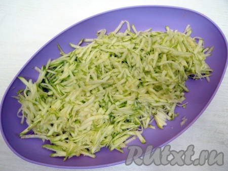 Кабачок также натираем на крупной тёрке.
