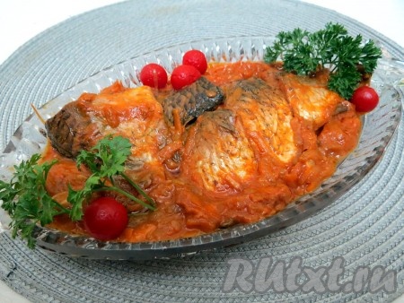 Караси, тушеные в томате по этому рецепту, получаются очень нежными и вкусными.
