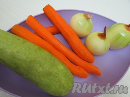 Морковь и лук чистим. Кабачок, если молодой, можно не чистить (не очень молодой кабачок нужно очистить от кожуры и семечек).
