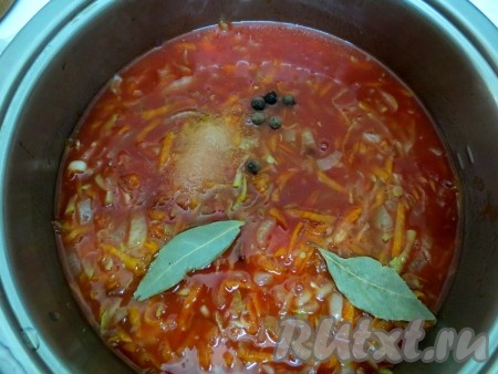 Вливаем столько горячей воды, чтобы она покрыла рыбу. Солим, перчим, добавляем сахар, лавровые листки и душистый перец. Доводим до кипения, огонь убавляем до минимума, тушим 1,5 часа.
