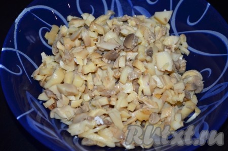 Консервированные шампиньоны нарезать также мелко, добавить в миску с курицей.