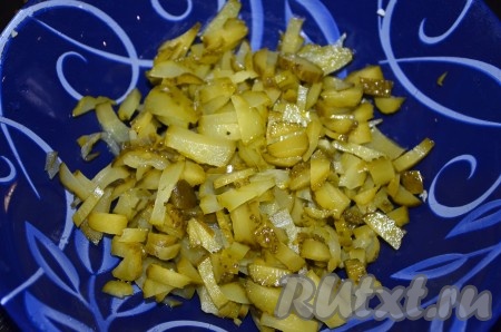 Сразу же добавить в миску маринованные огурцы, нарезанные мелкой соломкой.