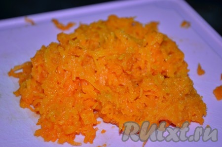 Отварную морковь натереть на мелкой терке.