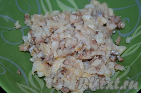 Филе сельди ОЧЕНЬ (!) мелко нарезать.
