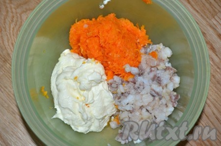 Смешать селедку, морковь, сырную массу, поперчить, выдавить чеснок, перемешать до однородности.
