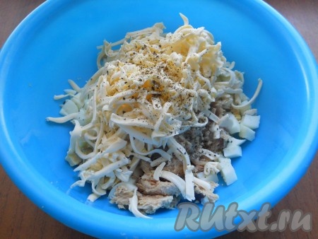 По желанию добавить в салат натертый на крупной терке плавленный сырок. Посолить и поперчить по вкусу.

