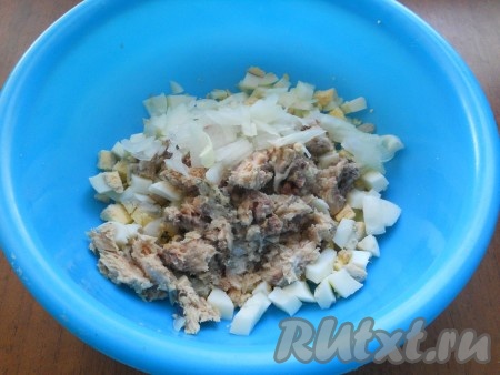 Добавить к яйцам мелко нарезанный лук и слегка размятые рыбные консервы.
