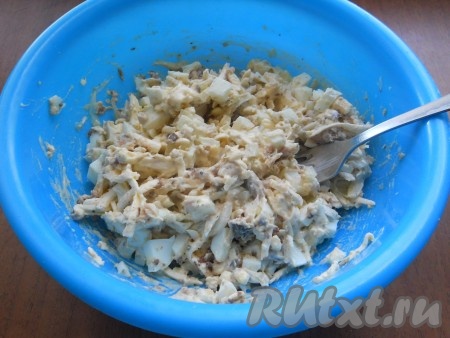 Добавить майонез и аккуратно салат перемешать.