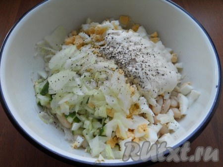 Также добавить в салат очищенный, мелко нарезанный репчатый лук, майонез, посолить все и поперчить.
