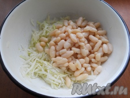 Добавить к капусте отварную или консервированную белую фасоль.