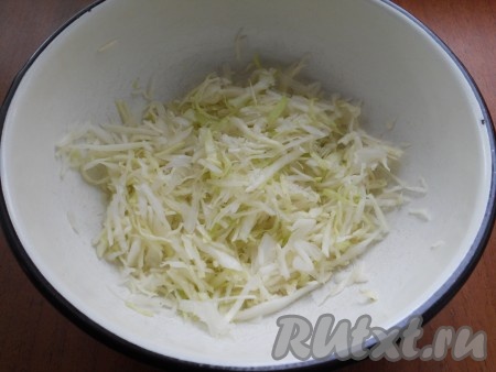 Для того чтобы отварить белую фасоль, предварительно замочите ее в холодной воде на 3-4 часа, после чего воду слейте, залейте фасоль свежей водой и варите на слабом огне около 1 часа (время варки во многом зависит от сорта фасоли, следите, чтобы фасоль не разварилась). В конце варки воду с фасолью посолите.

Капусту белокочанную тонко нашинковать, немного посолить и хорошо помять руками.