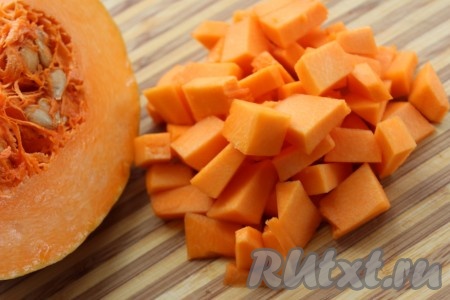 Тыкву очистить от кожуры, удалить семена. Мякоть тыквы нарезать небольшими кубиками.

