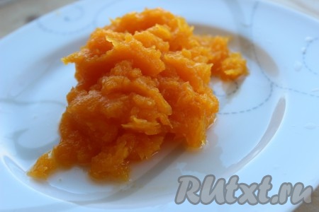 С помощью погружного блендера превратить вареную тыкву в пюре, этот этап можно пропустить, чтобы вареная тыква так и осталась нарезанной кусочками.
