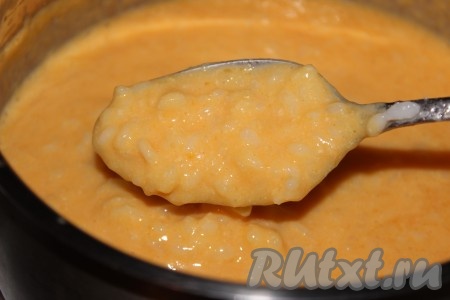 Соединить тыквенное пюре и готовую молочную рисовую кашу, добавить сахар, тщательно перемешать. Накрыть крышкой и поставить на очень маленький огонь на 5 минут. Выключить огонь, добавить сливочное масло и укутать кастрюлю полотенцем. Дать каше немного "отдохнуть".&nbsp;
