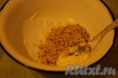 Добавить орехи и еще раз перемешать. 