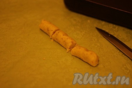 Накрыть пищевой пленкой и убрать в холодильник на 40-60 минут. Из охлажденного теста скатать тонкую колбаску и разрезать на небольшие кусочки.
