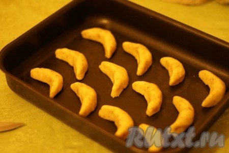 Придать кусочкам теста форму рогаликов и выложить на противень.
