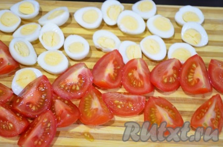Сварить вкрутую перепелиные яйца (после закипания варить 5 минут), остудить, очистить, нарезать половинками (если будете готовить с куриными яйцами, то их надо варить 7 минут с момента закипания, а нарезать на 4 части). Помидоры черри нарезать также пополам (у меня крупноватые, я разрезала на 4 части).
