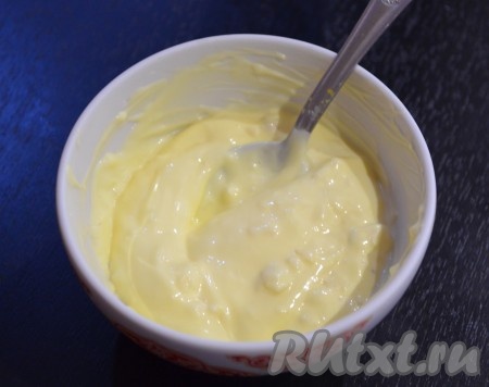 Смешать майонез с измельчённым чесноком.
