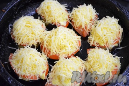 Отправить запекаться в духовку, разогретую до 200 градусов, минут на 15. Потом духовку выключить, каждый кружочек баклажана с помидором посыпать сыром, убрать в выключенную духовку, чтобы сыр расплавился.
