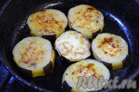 Жарить на среднем огне до золотистой корочки с двух сторон.
