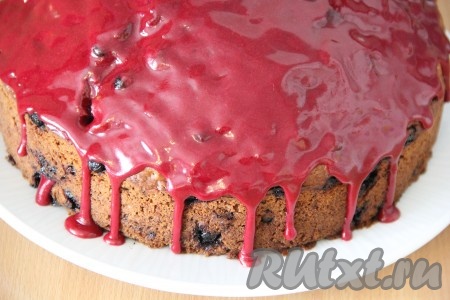 Полить получившейся черничной глазурью пирог. 