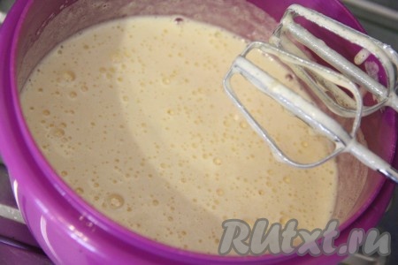 Хорошо взбить массу миксером до однородного состояния. Затем влить растительное масло и ещё раз взбить.
