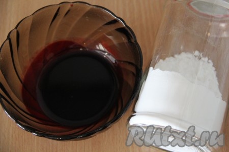  Процедить чернику через сито. Добавить сахарную пудру в черничный сок. Всё тщательно перемешать.