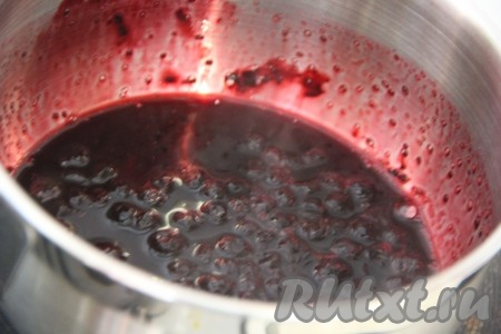 Выпечку остудить, а затем достать из формы. Можно посыпать сахарной пудрой пирог с черникой и бананом, но я решила приготовить глазурь. Для глазури замороженную чернику выложить в кастрюльку и прогреть. Черника даст сок.
