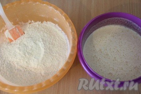 Слегка перемешать мучную смесь. Затем влить жидкую смесь в муку.